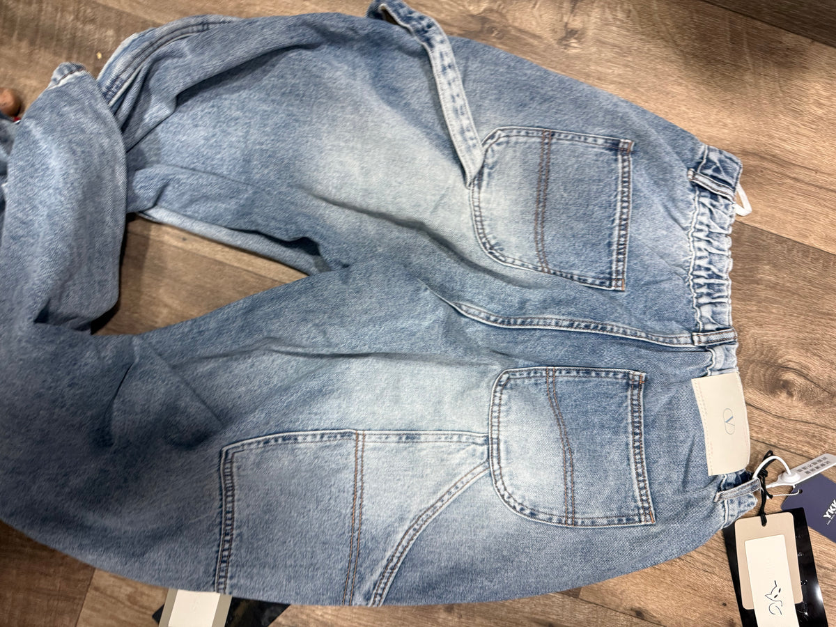 8689